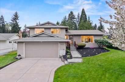 Modern Family Home with Garage in Kirkland, Washington