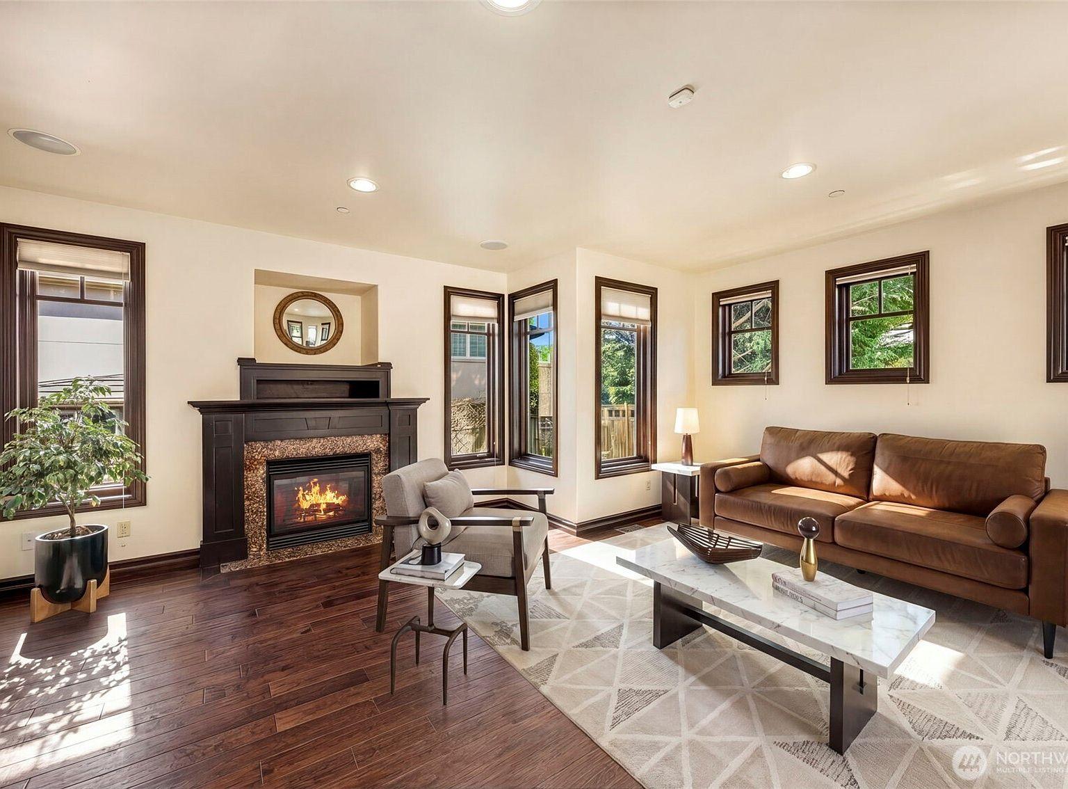 Luxury 4-Bedroom Modern Residence in Kirkland, WA