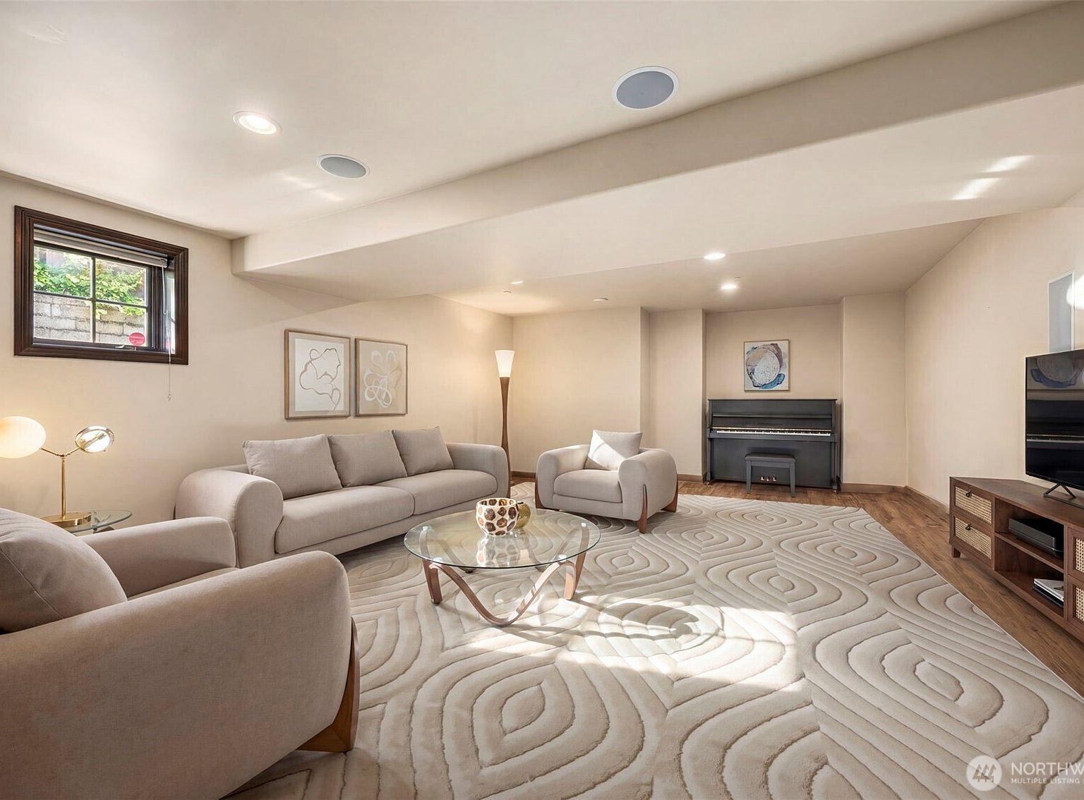 Luxury 4-Bedroom Modern Residence in Kirkland, WA