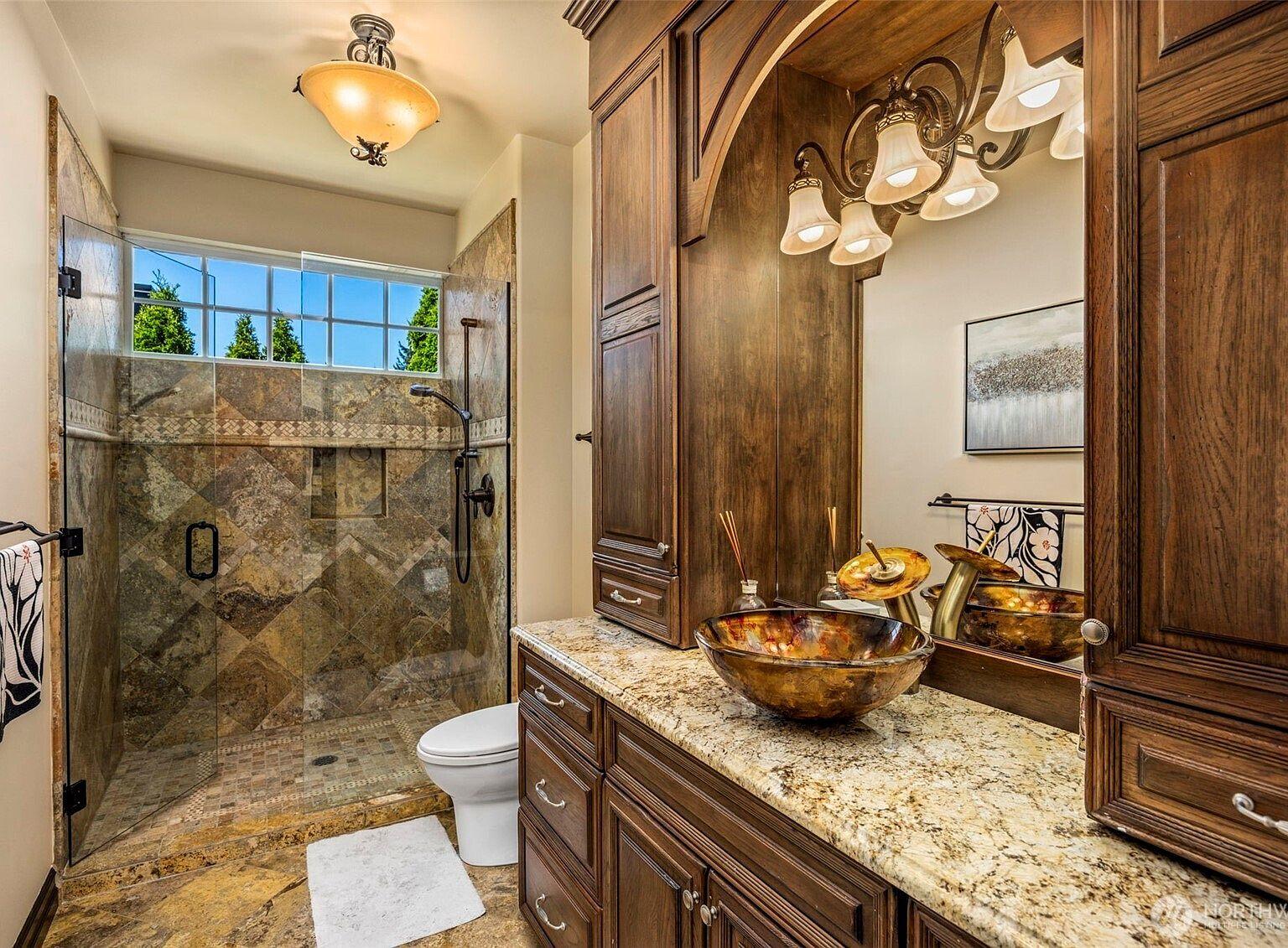 Luxury 4-Bedroom Modern Residence in Kirkland, WA
