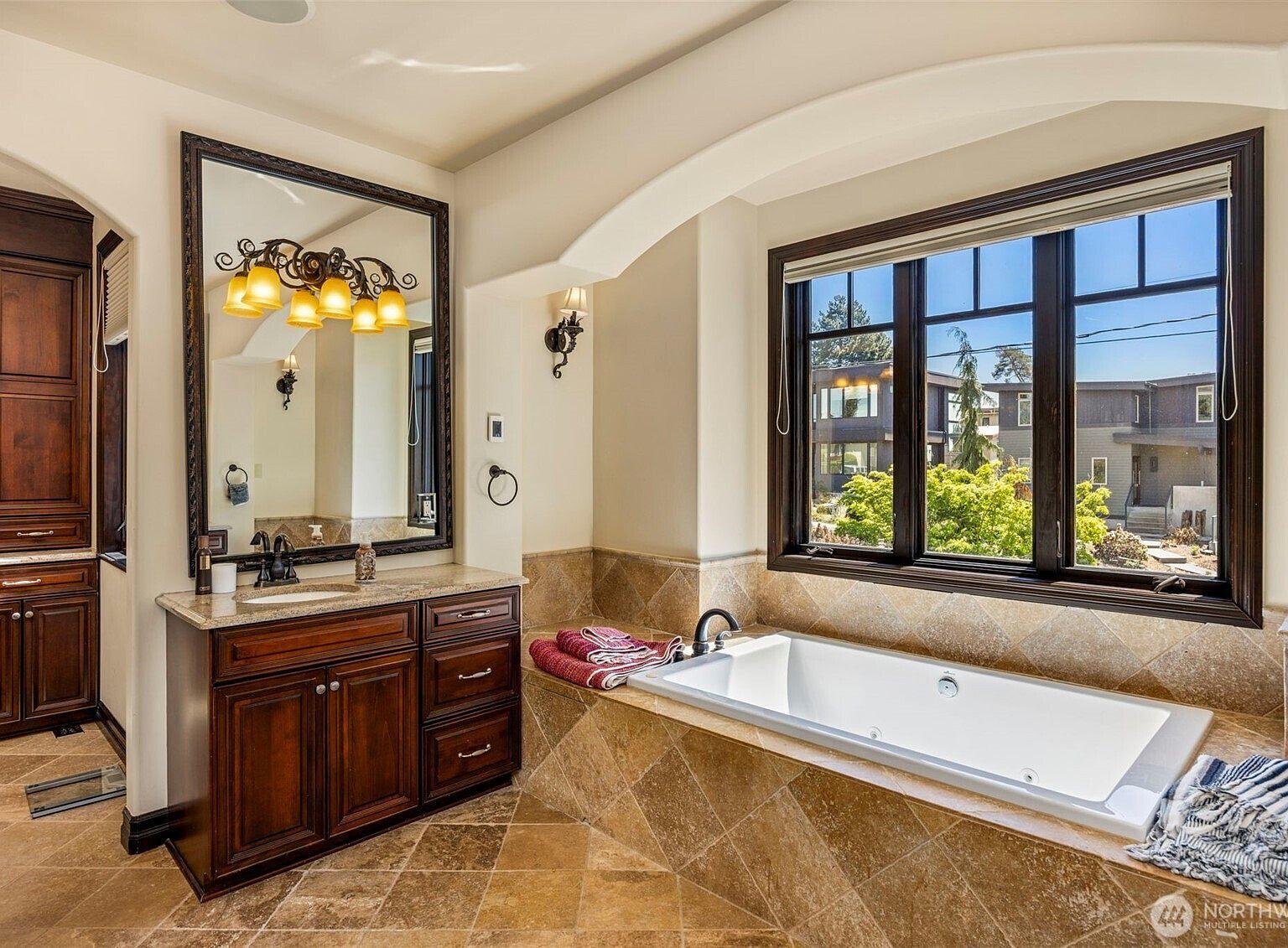 Luxury 4-Bedroom Modern Residence in Kirkland, WA
