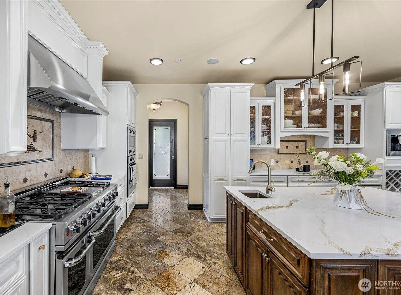 Luxury 4-Bedroom Modern Residence in Kirkland, WA