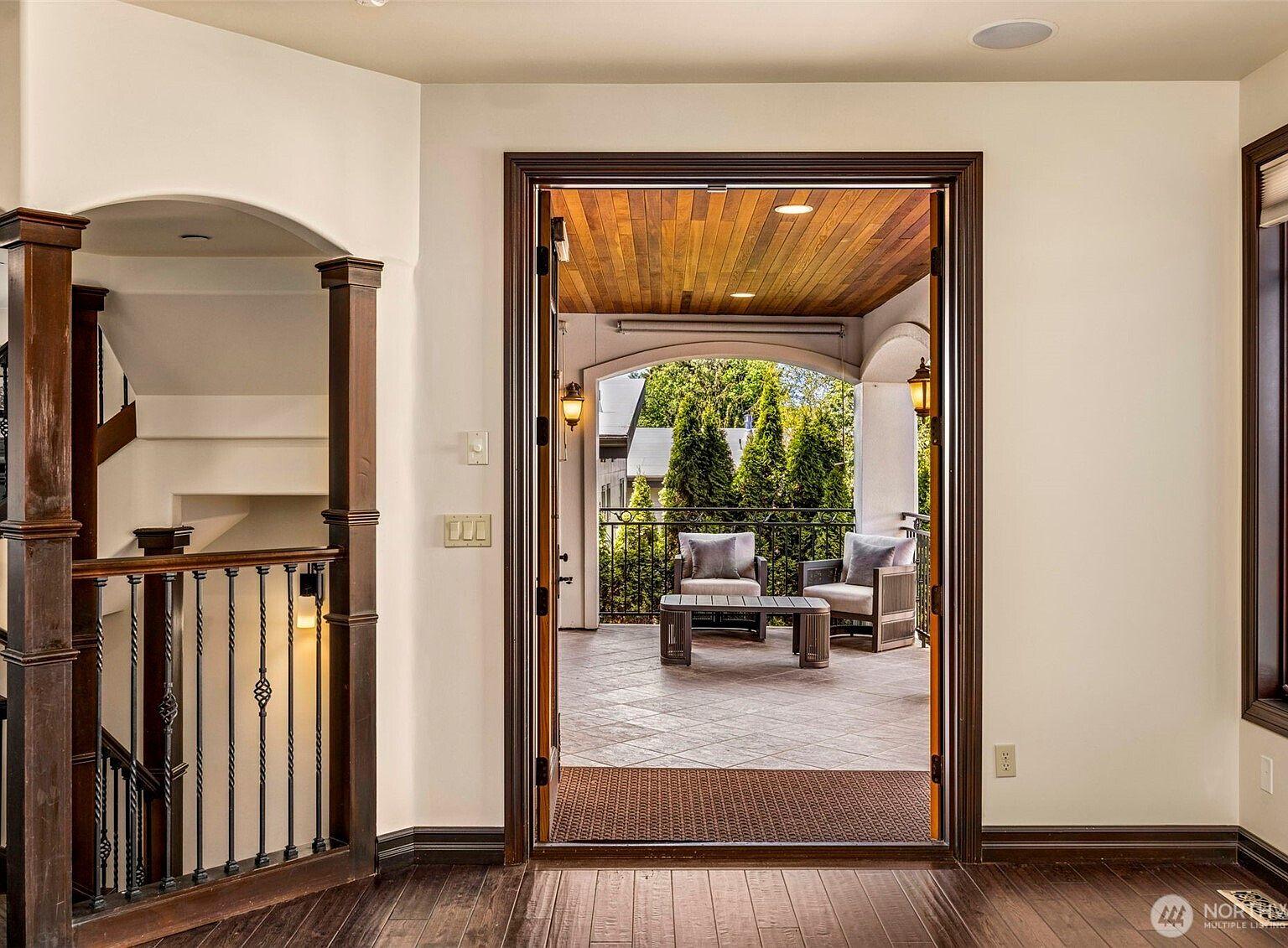 Luxury 4-Bedroom Modern Residence in Kirkland, WA