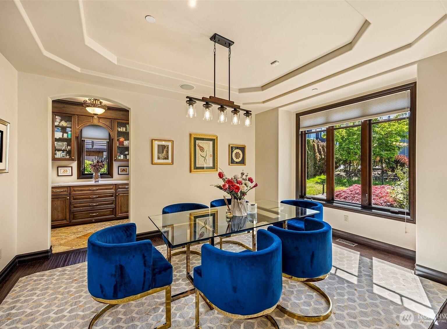 Luxury 4-Bedroom Modern Residence in Kirkland, WA
