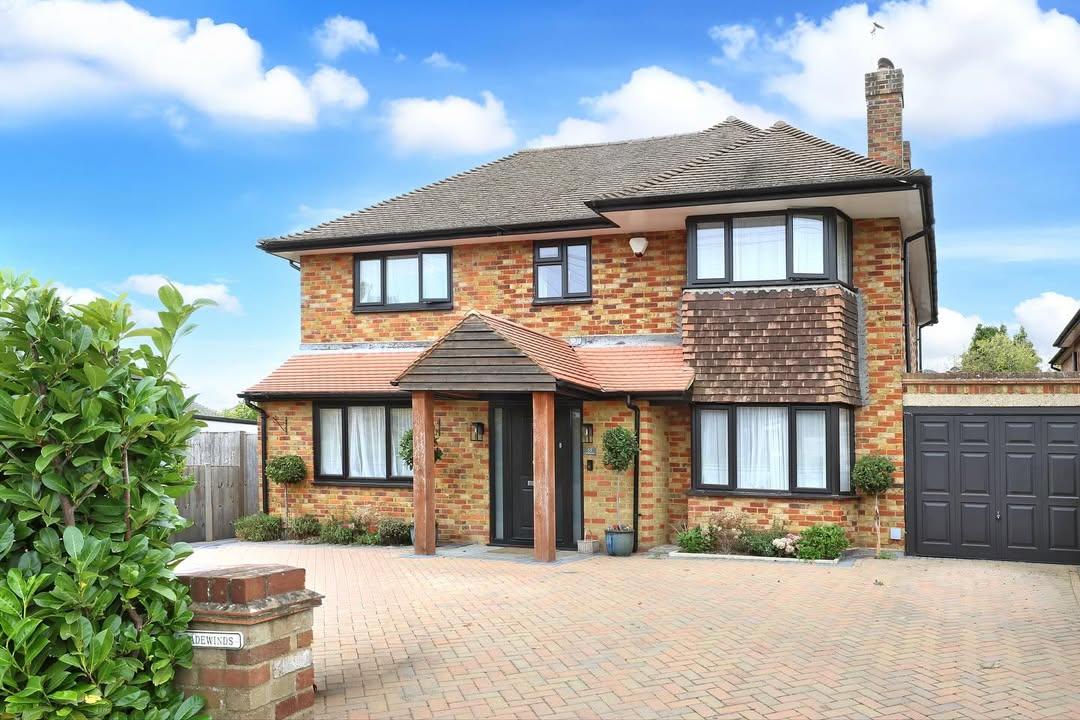 Elegant Family Home with Conservatory in Buckinghamshire