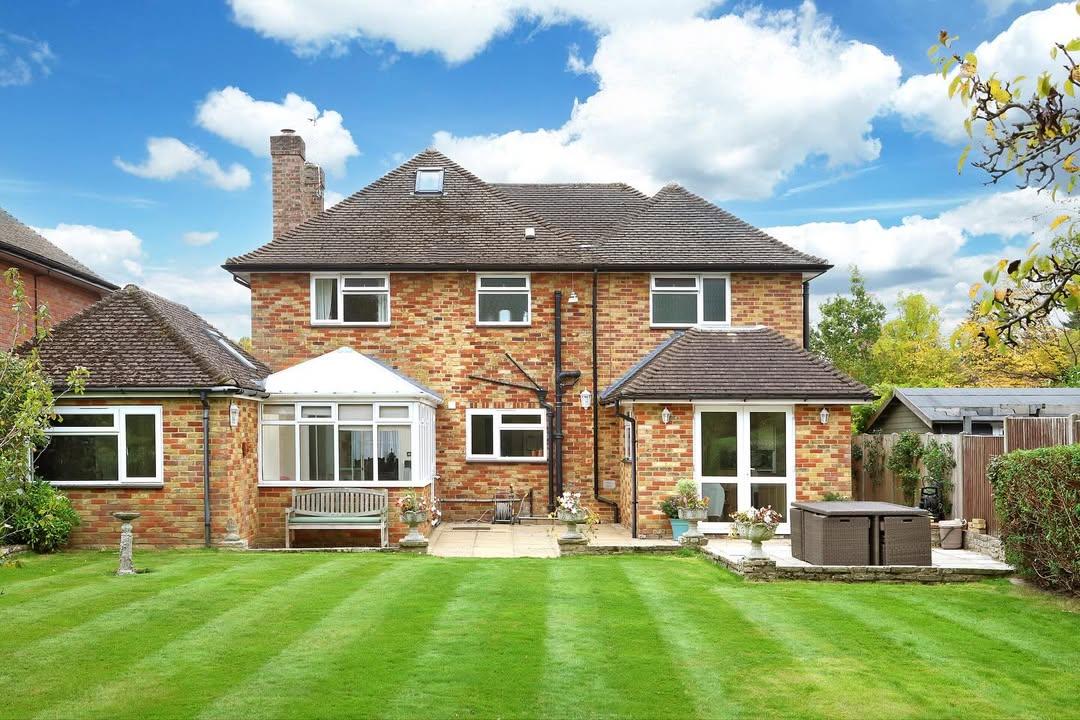 Elegant Family Home with Conservatory in Buckinghamshire