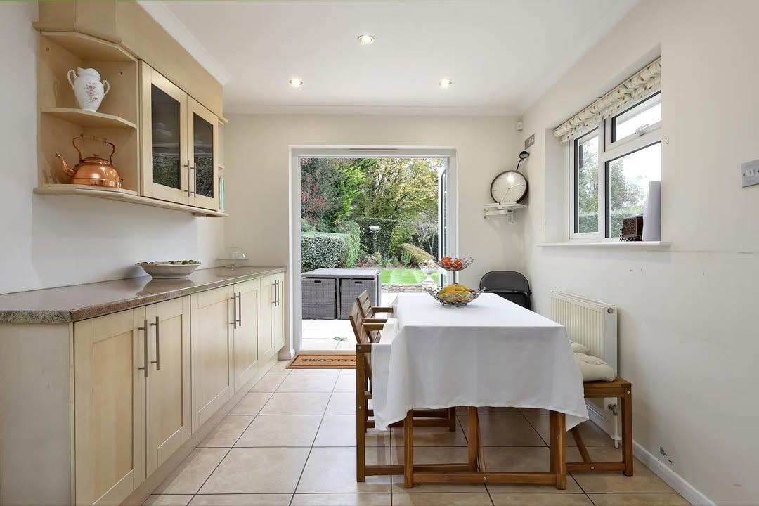 Elegant Family Home with Conservatory in Buckinghamshire
