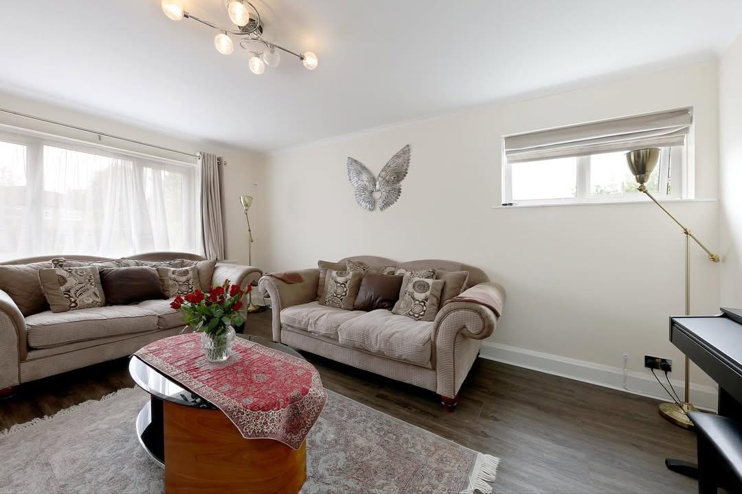 Elegant Family Home with Conservatory in Buckinghamshire