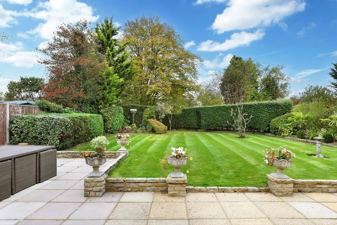 Elegant Family Home with Conservatory in Buckinghamshire